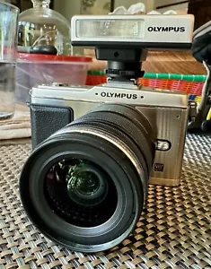 Olympus PEN E-PL2 fotocamera con Olympus M.Zuiko 12-50 mm f 3,5-6,3 e kit flash - Foto 1 di 18