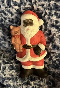 Estatuilla de Navidad de Papá Noel de cerámica afroamericana negra de 4 1/4" con oso - Imagen 1 de 2