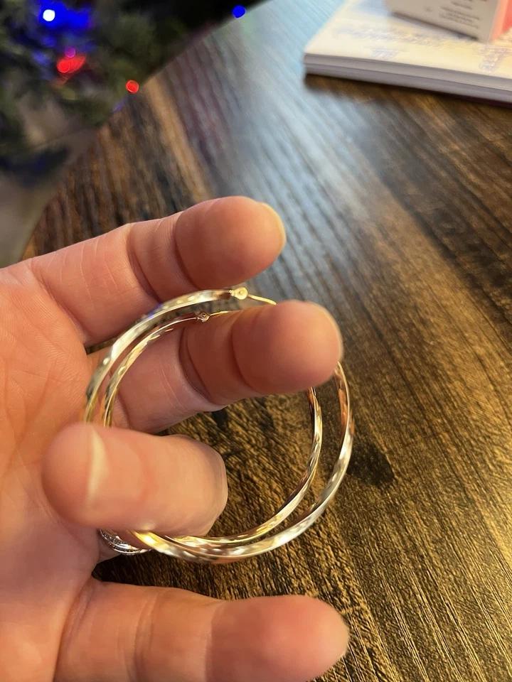 Auténticos pendientes de aro con corte de diamante de 10K estampados hermosos usados en excelente estado Foto 1 de 4