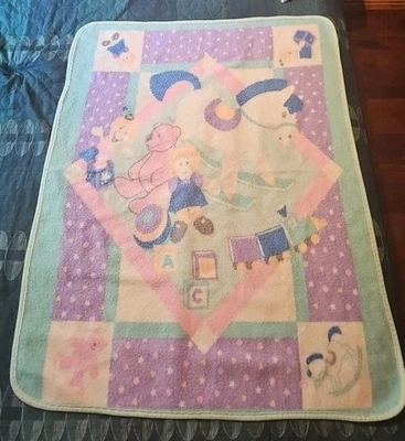 Almohadilla para siesta manta bebé Colormates vintage con juguetes caballo mecedor 43x33,5" Foto 1 de 4