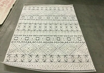 IVORY / GREY 4'-5" x 6'-5" Flaw in Rug, Reduced Price 1172640346 CBN654A-4 - Image 1 of 4