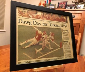 GROSSES 11x14 GERAHMTES "GEORGIA BULLDOGS über TEXAS 10-9 (1984 COTTON BOWL)" DISPLAY - Bild 1 von 3
