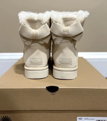 NUEVO EN CAJA Mujer UGG Talla 11 Mini Bailey Gamuza Arco Bota CRM Crema Marfil Foto 1 de 4