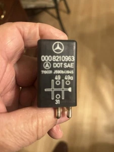Mercedes W123 turn signal relay #0008210963, From 85 300D - Picture 1 of 2