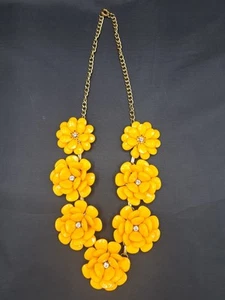 Collar llamativo bisutería floral amarillo y dorado - Imagen 1 de 5