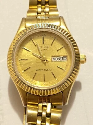 Reloj Citizen Cuarzo Resistente al Agua Tono Dorado Foto 1 de 4