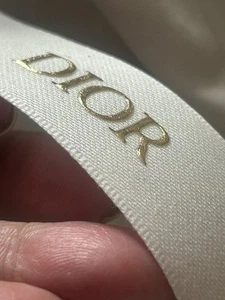 Nastro CD raso crema e oro in rilievo 25 mm di larghezza x 200 cm designer CHRISTIAN DIOR - Foto 1 di 6