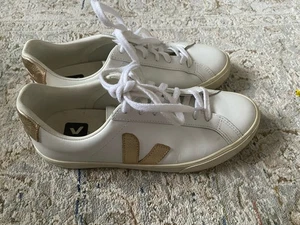 Veja Campo Herren und Damen Leder Freizeit Sportschuhe Gold/Weiß Gr. 9 - Bild 1 von 7