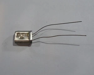 HC-18/U - 31.11111 MHz Radio Crystal - Wire Leads - CADI - CR-61/U - Afbeelding 1 van 2