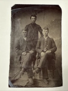 3 Dapper gentiluomini gambe incrociate foto tipo latta antica 1870 - Foto 1 di 15