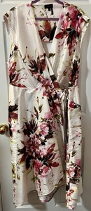 Donna Karan Fit and Flare Kleid mit Blumenmuster und Wickeloptik 3X - Bild 1 von 6