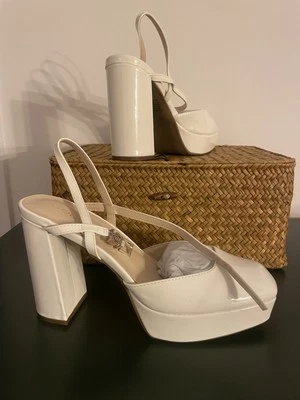 Bebe Nuevo Tacón Plataforma Grueso 9.5 Crema/Blanco Foto 1 de 4