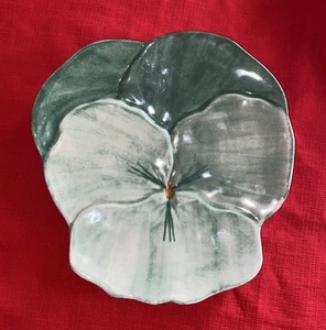 Plato/plato vintage firmado por Ernestine Salerno Italia flor de pensamiento verde 11" - Imagen 1 de 12