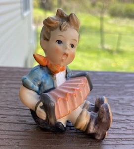 Goebel Hummel Figur JUNGE SPIELT AKKORDEON #390 TMK4 Top Zustand - Bild 1 von 5