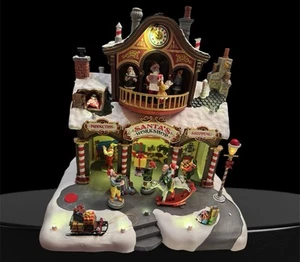 Carol Towne Lemax Santa's Workshop Village Collection 35558 2013 *LEER* - Imagen 1 de 6