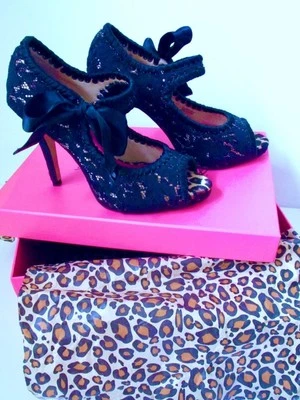 Betsey Johnson Coquette 黑色蕾丝高跟鞋 6M 露趾缎面系带侧领带蝴蝶结 — 第 1/4 张图片