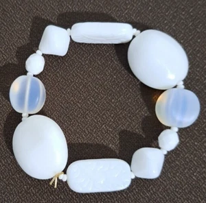Vintage White Milk Glass And Acrylic Bead Stretch Bracelit - Picture 1 of 7