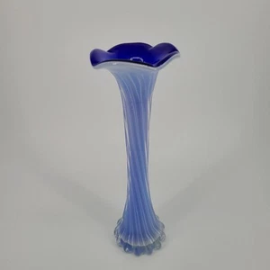 Kunstglas Vase mundgeblasen blau weiß gezogen geraffter Rand - Bild 1 von 5