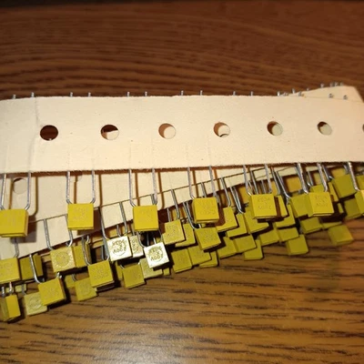 CAPACITOR, CERAM,100PF,100V,CK05 Lote de 89 Foto 1 de 3