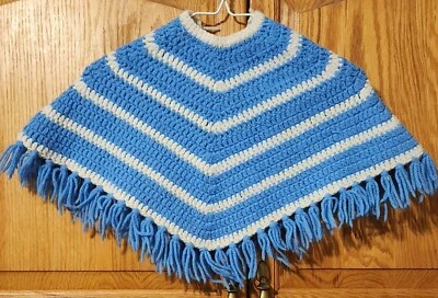 Poncho de ganchillo vintage para niños niñas bandas azules y blancas hechas a mano Foto 1 de 2