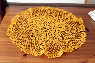 großes Häkeldeckchen senfgelb Zierdeckchen Deckchen Handarbeit von Oma - Bild 1 von 4
