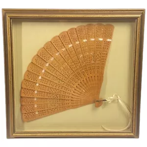 Ventilador de mano de madera de 8" curvado y tallado ornamentado en caja de sombra de 15" x 15" x 2" - Imagen 1 de 3