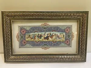 Pintura tradicional de hueso Suratgari de jugadores de polo en un marco de marquetería Khatam - Imagen 1 de 6