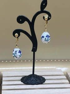 Orecchini a clip floreali blu e bianchi - Foto 1 di 2