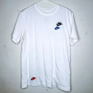 Camiseta Nike Sportswear Club Essentials Multi Swoosh Pequeña - Imagen 1 de 9