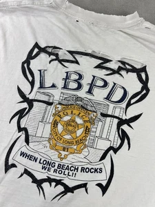 Camicia lunga spiaggia Police Academy LBPD uomo piccola bianca grafica invecchiata maglietta - Foto 1 di 14