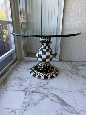 MacKenzie-Childs Courtly Check Mesa Pedestal con Tapa de Cristal 42" Foto 1 de 4