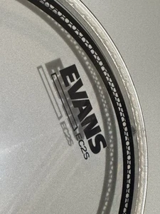 NUEVO (caja abierta) Cabezal de tambor Evans B14EC2S recubierto SST 14" - Imagen 1 de 7