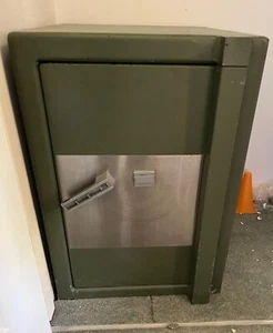 vintage antique safe for keeping valuables safe and secure - Picture 1 of 1