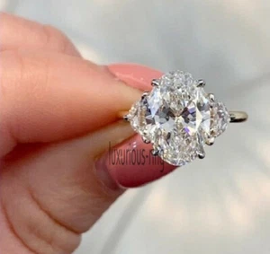 Anello di Fidanzamento 3 Pietre 3,00 Ct Quasi Bianco Ovale Moissanite Oro Giallo 14K  - Foto 1 di 3