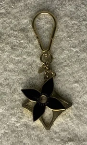 Louis Vuitton Portocre Puzzle Charm Schlüsselanhänger in goldfarbenem Metall (5,1 Zoll) - Bild 1 von 7