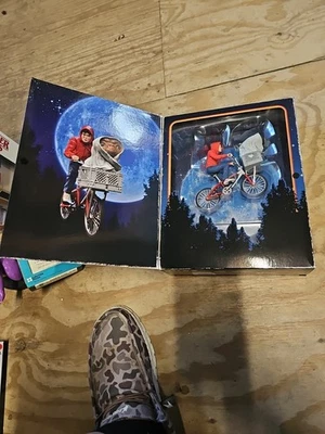 Bicicleta NECA E.T The Extra-Terrestrial 40 Aniversario Elliott & E.T 40th En EE. UU. Foto 1 de 4