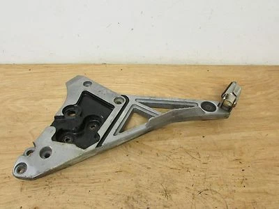 86 Yamaha FJ1200 FJ 1200 1986 estribo izquierdo LH soporte con soporte y reposapiés trasero Foto 1 de 3