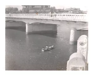 FOTO VINTAGE 5" x 4" CANOMA SUL CANALE,TOKYO,1949.VTG#8 - Foto 1 di 2