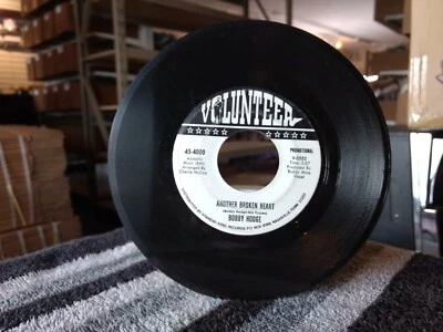Volunteer -Bobby Hodge - Close Up the Honky Tonks/Another Broken Heart - 45-4000 — 第 1/4 张图片