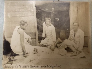 Madagascar, Séance de Sikidi (sorcellerie malgache), photo fin xixème - Picture 1 of 8
