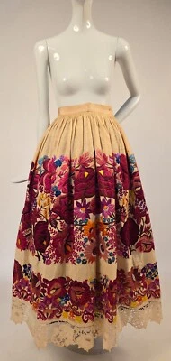 ANTIGUA FALDA DE LINO BORDADA A MANO FLORAL LUJOSA DE Europa del Este fr museo Foto 1 de 4