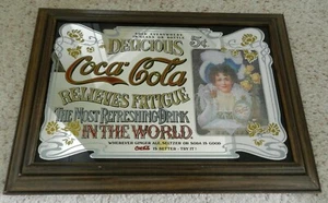 Letrero espejo madera original Coca-Cola 1972 vintage "Alivia fatiga 5c" 17" X 12" - Imagen 1 de 8