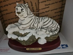 White Tiger in Snow Statue from the Classic Wildlife Collection, Figurine - Picture 1 of 7