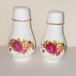 Salero y pimentero vintage de porcelana blanca con adornos dorados y rosas de campo - Imagen 1 de 8