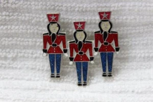 3 Spielzeugsoldaten PIN Brosche Emaille Metall Miliz Revers Schal Brosche 3D Vintage - Bild 1 von 2