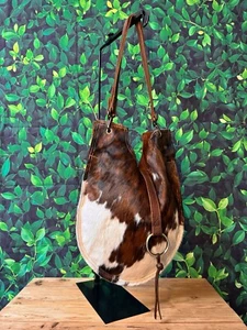 Borsa a tracolla canoa fatta a mano negli USA in pelle di mucca stile secchiello con etichette - Foto 1 di 15