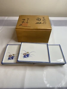 Plato pequeño de porcelana japonesa de colección forma cuadrada flor blanca - Imagen 1 de 4