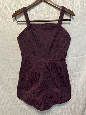 Pantalones Cortos Mameluco Tobi Púrpura Brocado Para Mujer Medianos Sin Mangas Foto 1 de 4