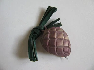VTG.SHADED TAUPE OLD FIGURAL PINE CONE 3 DIMENSIONAL GIMP TIE THREADS C CLASP - Picture 1 of 3