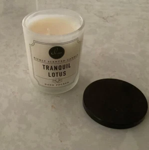 BRAND NEW-FLAWED DW HOME RICHLY SCENTED CANDLE TRANQUIL LOTUS 4 OZ. HAND POURED - Picture 1 of 1